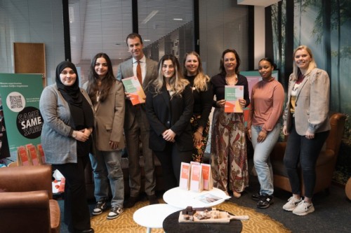 Overhandiging nieuw handboek ‘Gelijke stagekansen’ aan wethouder