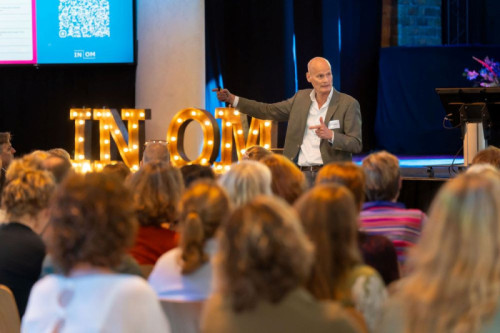 Hoe technologie en persoonlijke zorg hand in hand gaan
