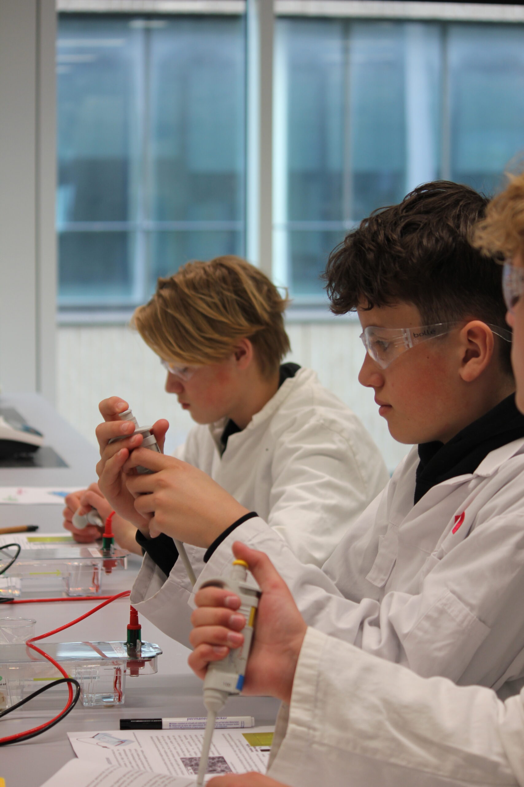 100 biologieleerlingen op het lab bij Inholland Amsterdam
