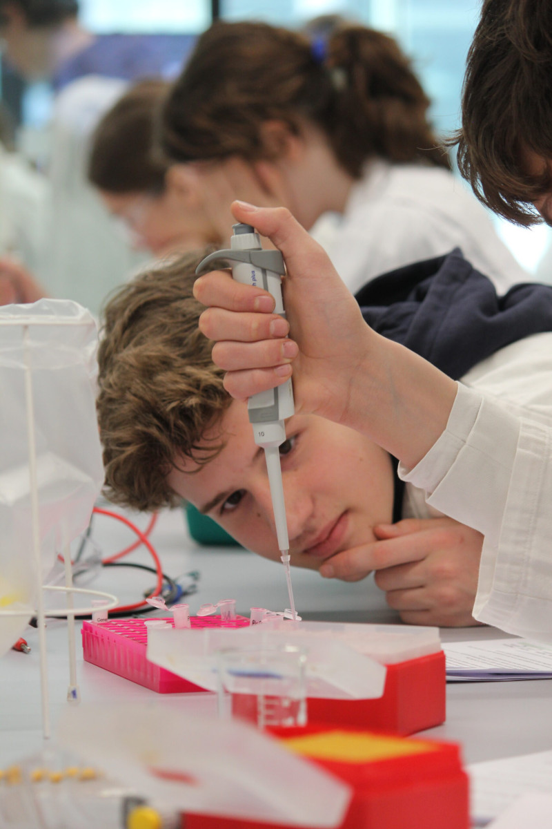 100 biologieleerlingen op het lab bij Inholland Amsterdam