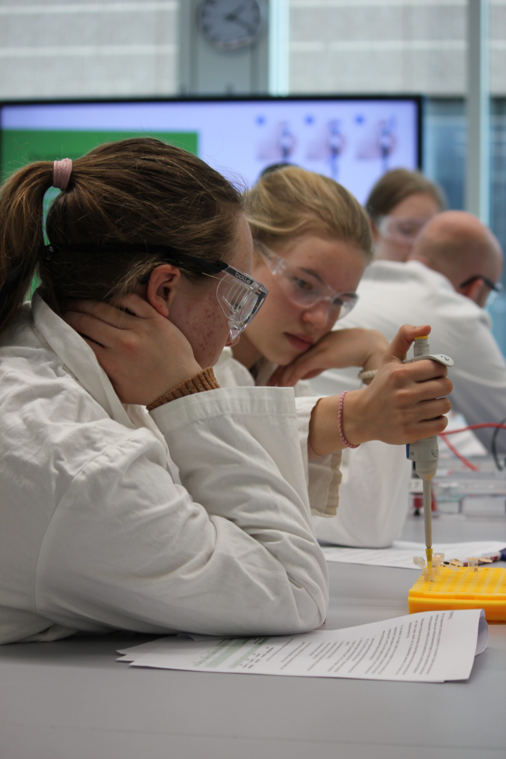 100 biologieleerlingen op het lab bij Inholland Amsterdam