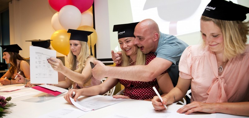 Minister Van Engelshoven feliciteert Pabo-studenten met diploma