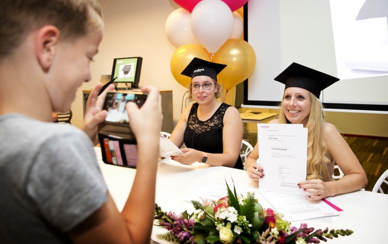 Minister Van Engelshoven feliciteert Pabo-studenten met diploma