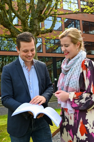 docenten Stephanie en Wouter met hun boek