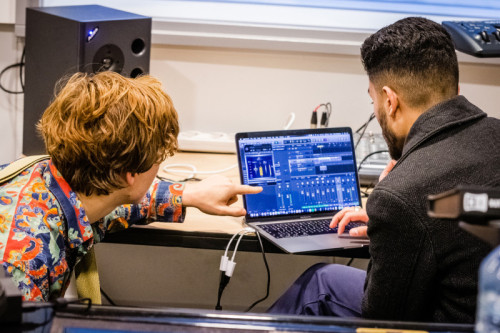 Toekomst van muziekbeleving: Onderzoek naar immersieve ervaringen in de muziekindustrie