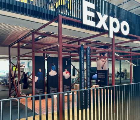 Fototentoonstelling ATTACHED: hoe gehecht ben jij aan je telefoon?