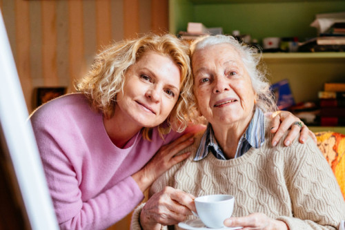 Nieuw onderzoek helpt overbelasting van mantelzorgende kinderen van ouders met dementie voorkomen