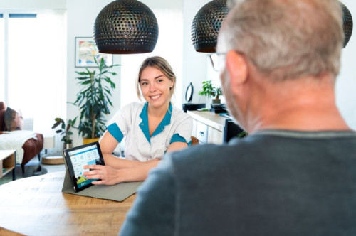 Blended revalidatie: “Zorg op afstand en dichtbij: samen werken aan herstel dat vertrouwen geeft”