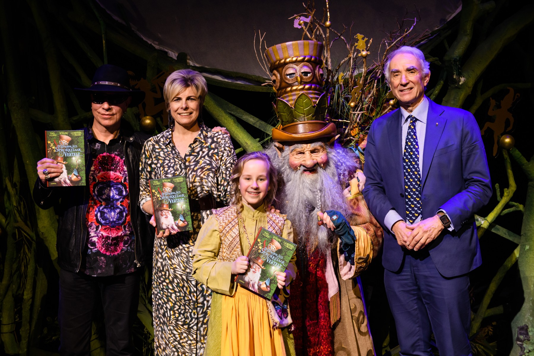 De Sprookjessprokkelaar vertelt - auteurs op podium close