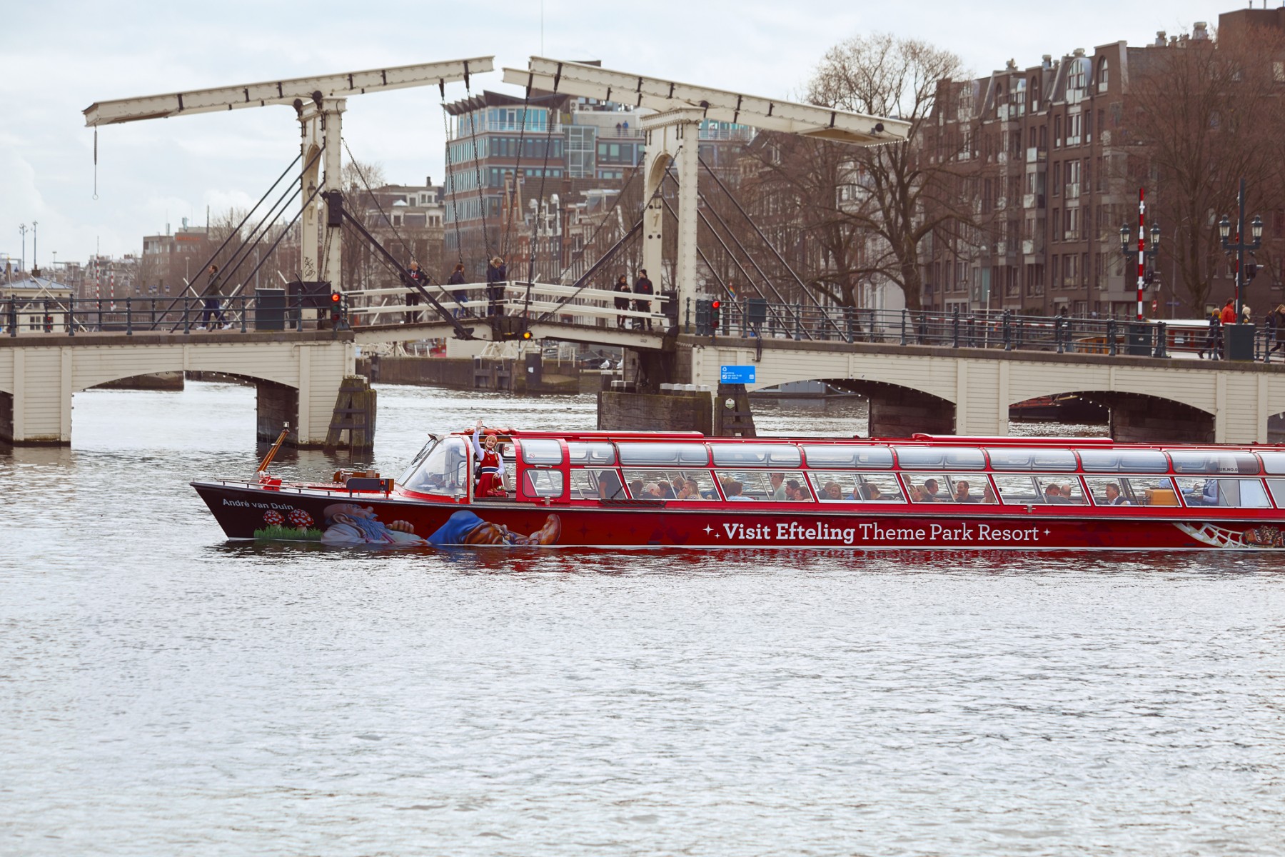 Eftelingrondvaartboot kiest ruime sop in Amsterdamse