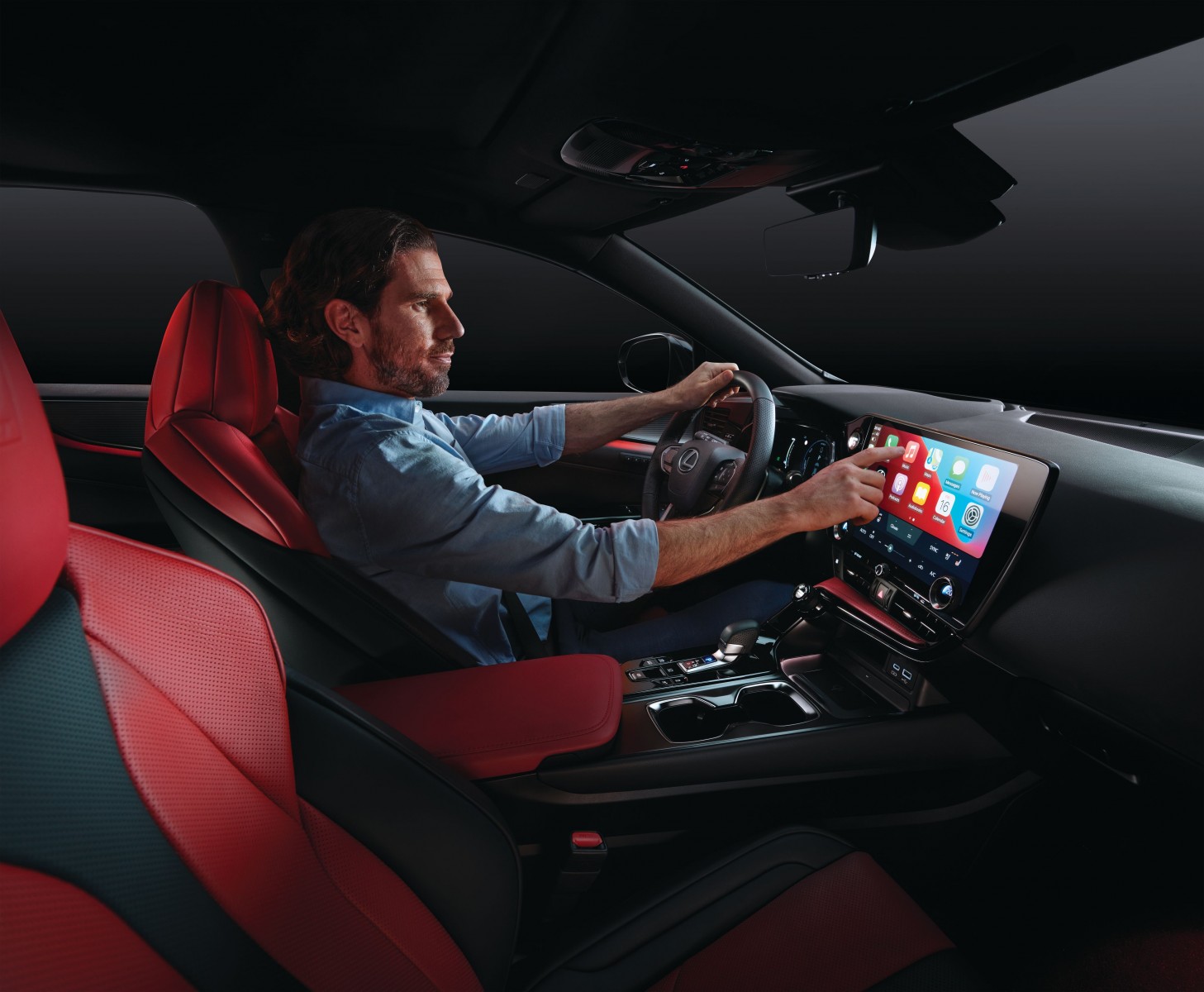 THE NEW LEXUS NX KEEPS YOU INFORMED IN TOUCH AND IN TUNE WITH SMARTER 