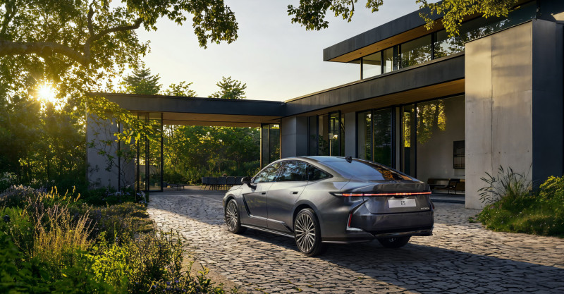 THE ALL-NEW ES: CREATING ELEGANT SEDAN DESIGN FOR A NEW ERA