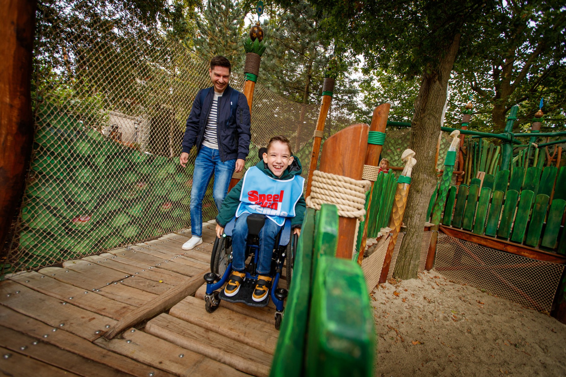 Efteling_Der 8-j&auml;hrige Duncan auf dem Holzsteg im Spielwald Nest!