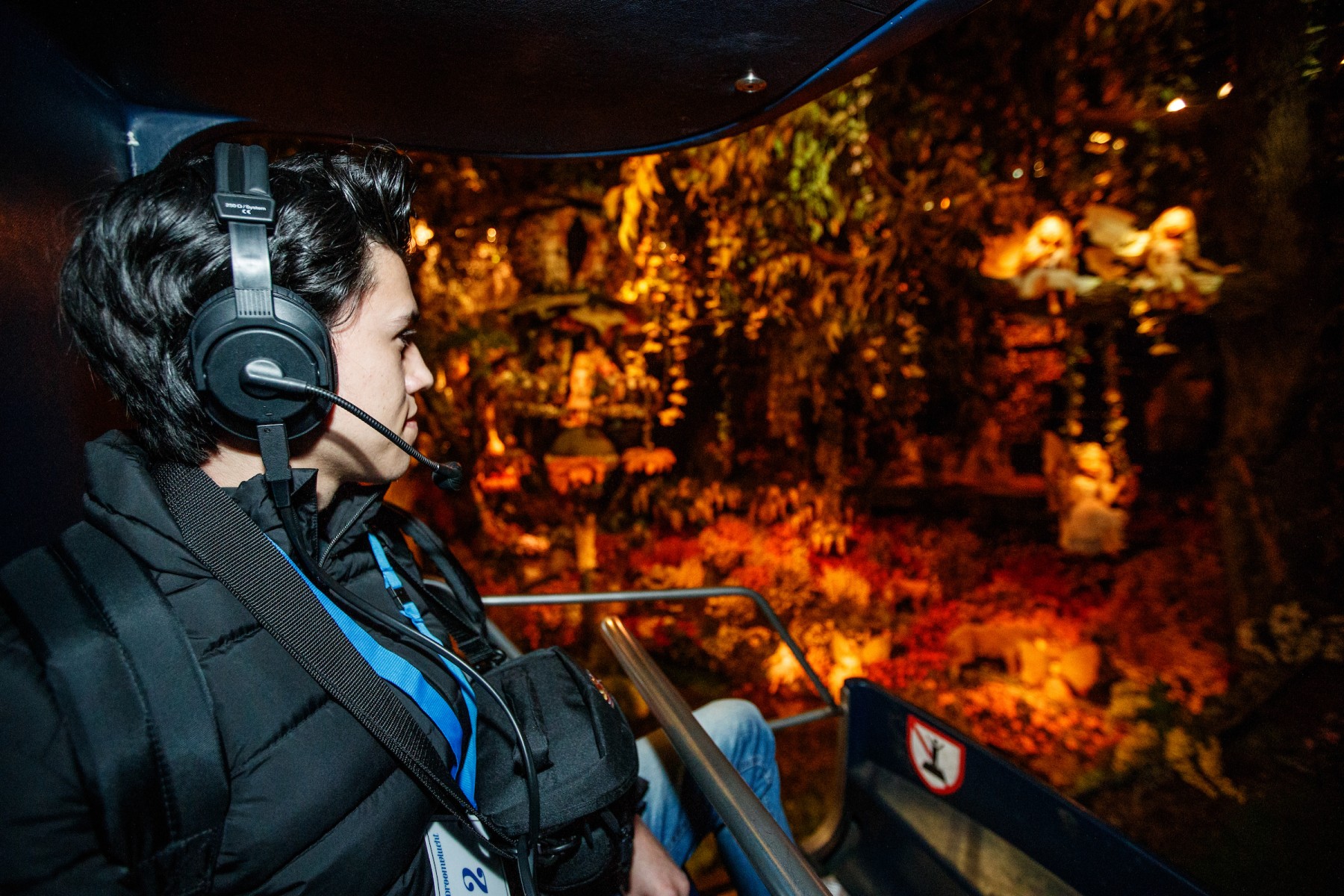 Die G&auml;ste sind &uuml;ber Mikrofon und Kopfh&ouml;rer miteinander in Kontakt