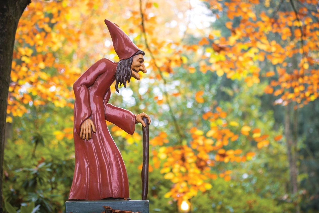 Efteling_Hexe im herbstlichen M&auml;rchenwald