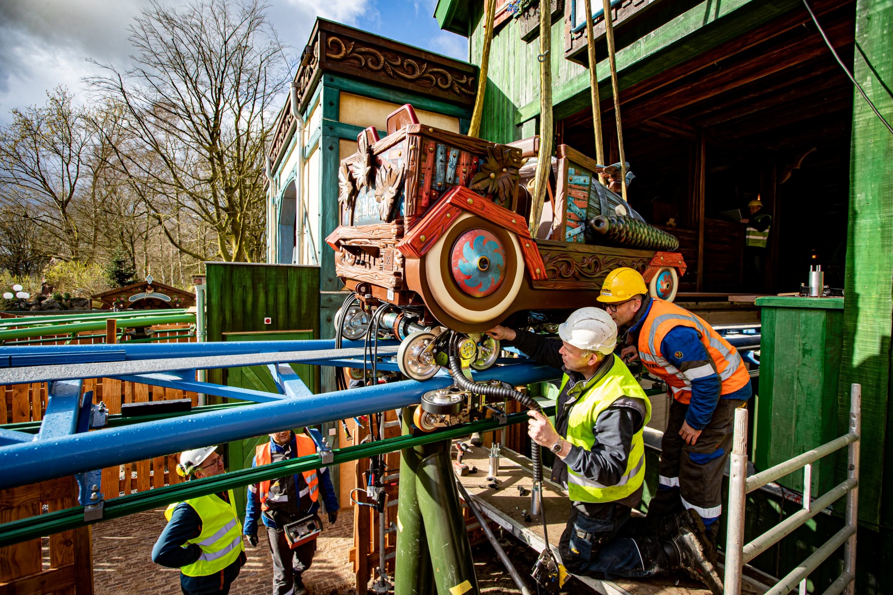 Efteling_Ma&szlig;arbeit an den Schienen der neuen Achterbahn Max & Moritz
