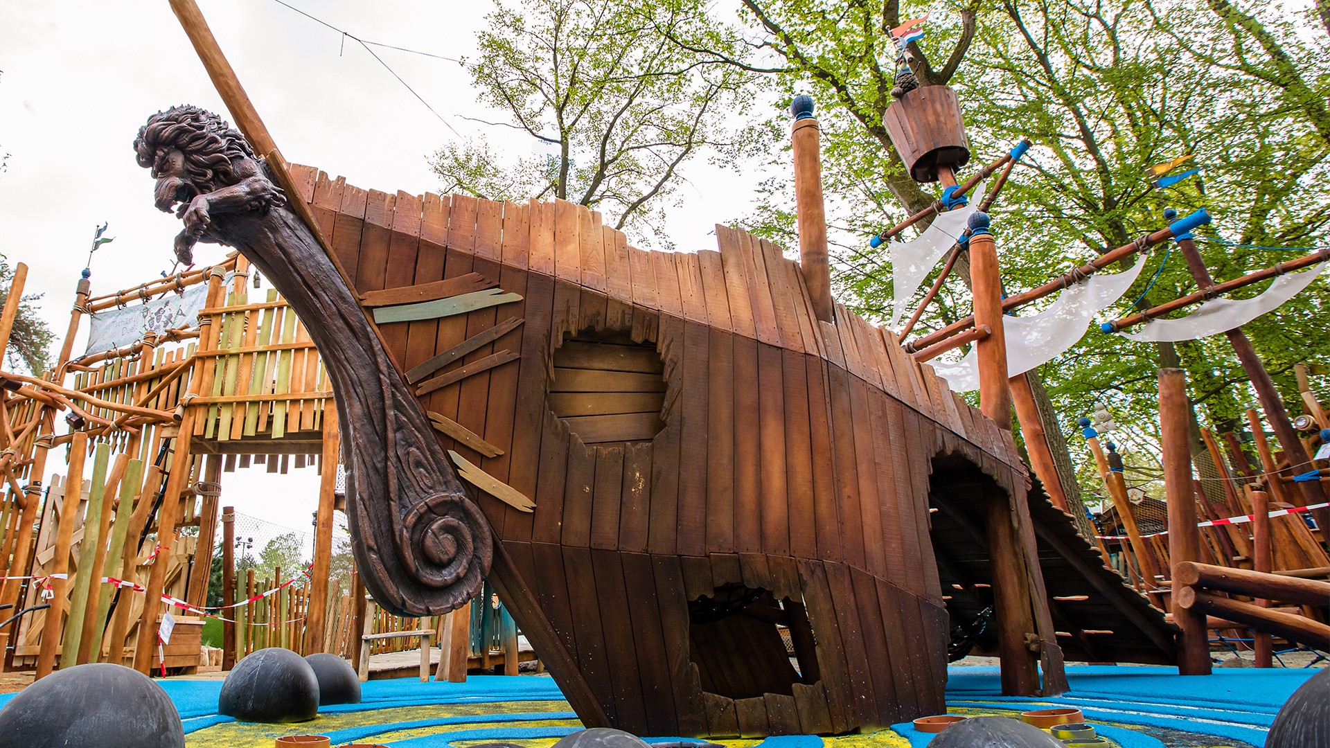 Efteling Nest! - Gro&szlig;es Holzschiff