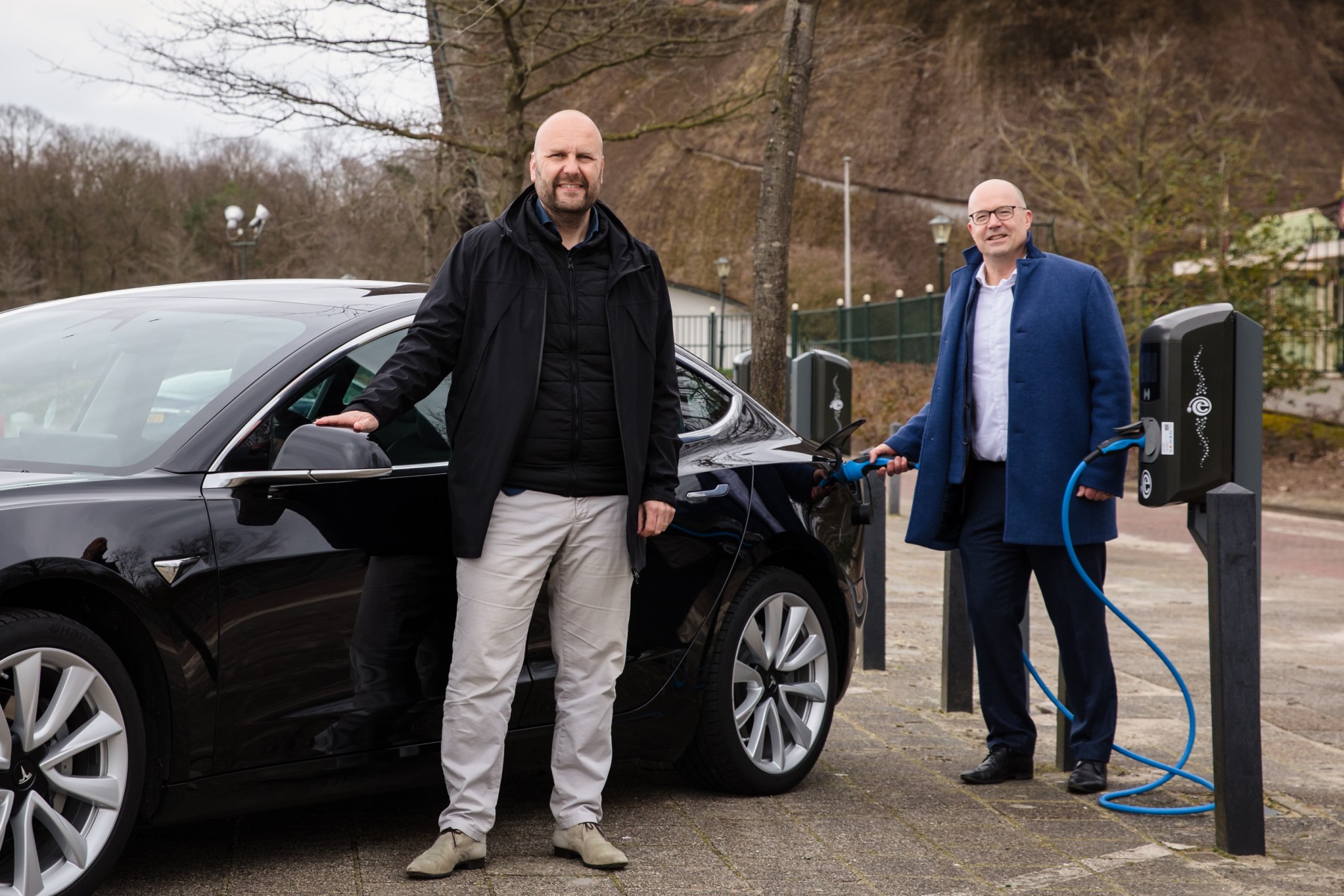 Joris Laponder Eneco (links) und Fons Jurgens Efteling (rechts) an der Lades&auml;ule