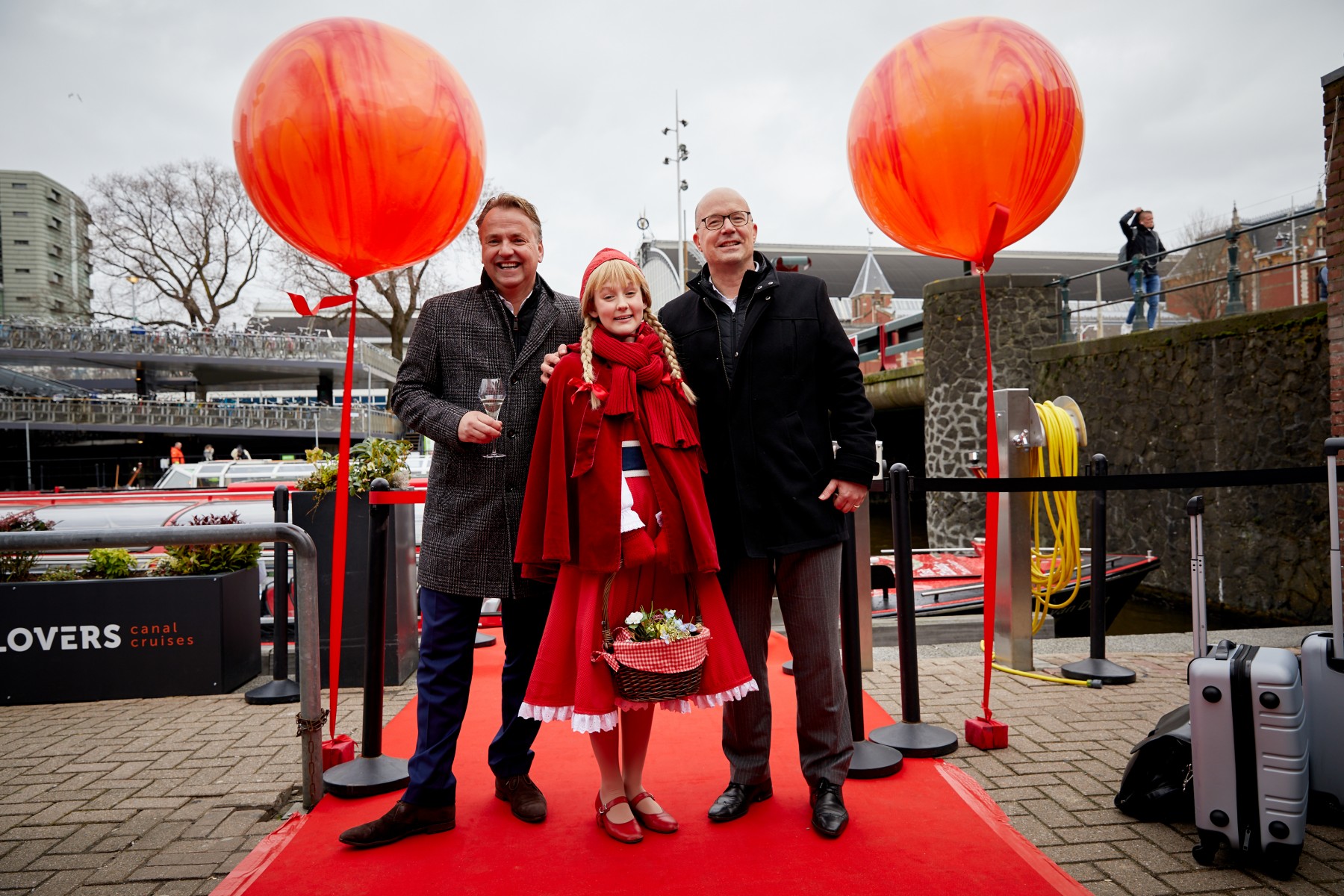 Startschuss f&uuml;r das Efteling-Grachtenboot &ndash; v.l.n.r. Dirk Lubbers, CEO Turism Group Int., Rotk&auml;ppchen, Fons Jurgens, Vorstandsvorsitzender von Efteling