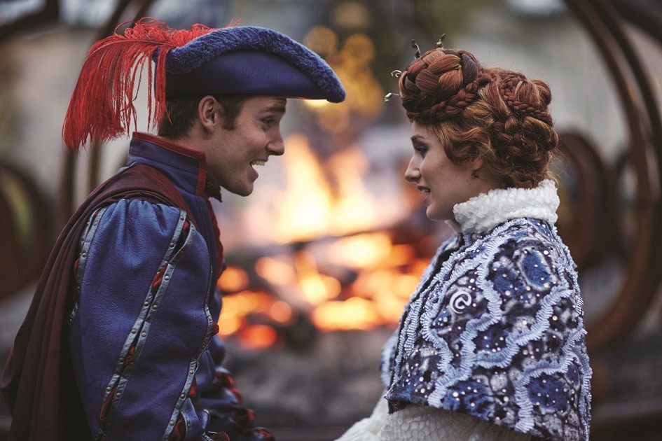 Winter Efteling - Fire prince and Snow Princess at bonfire