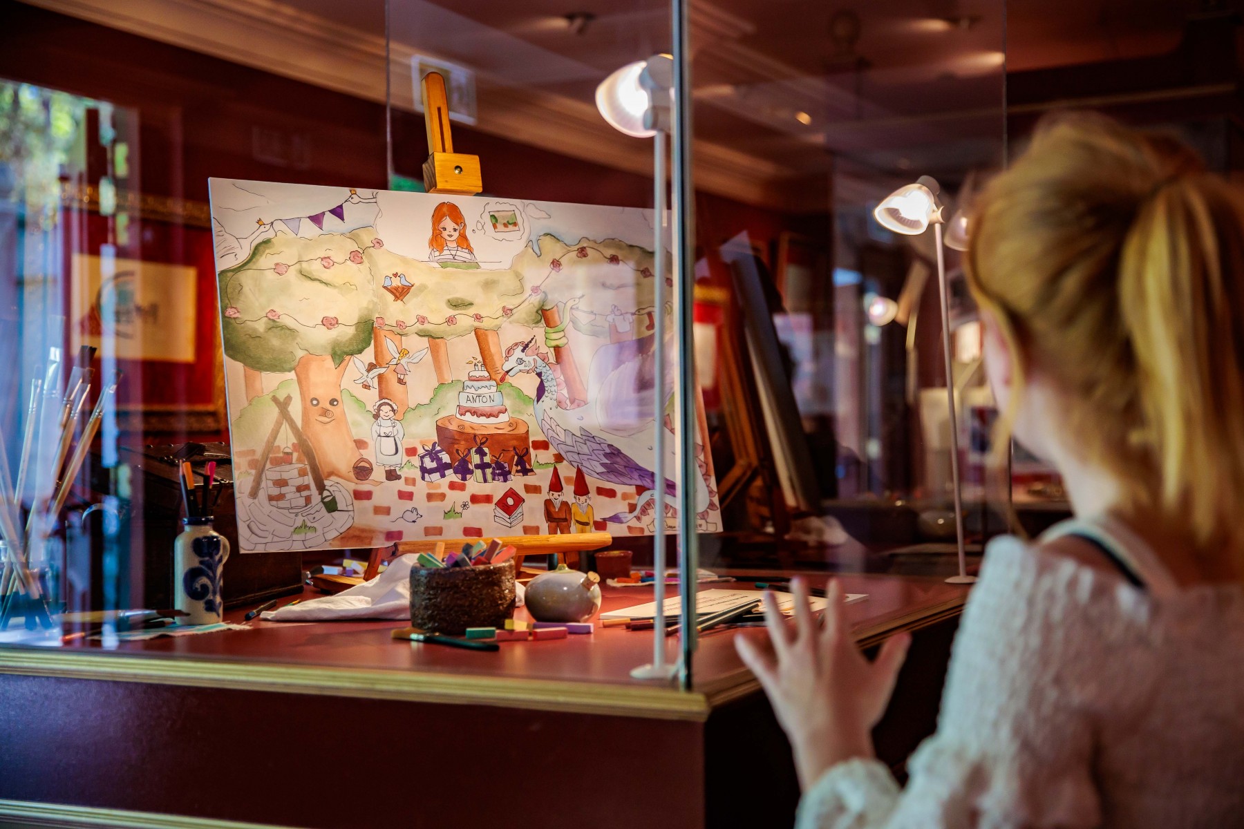 Efteling - Sprookjestekenwedstrijd - Fran bij haar tekening