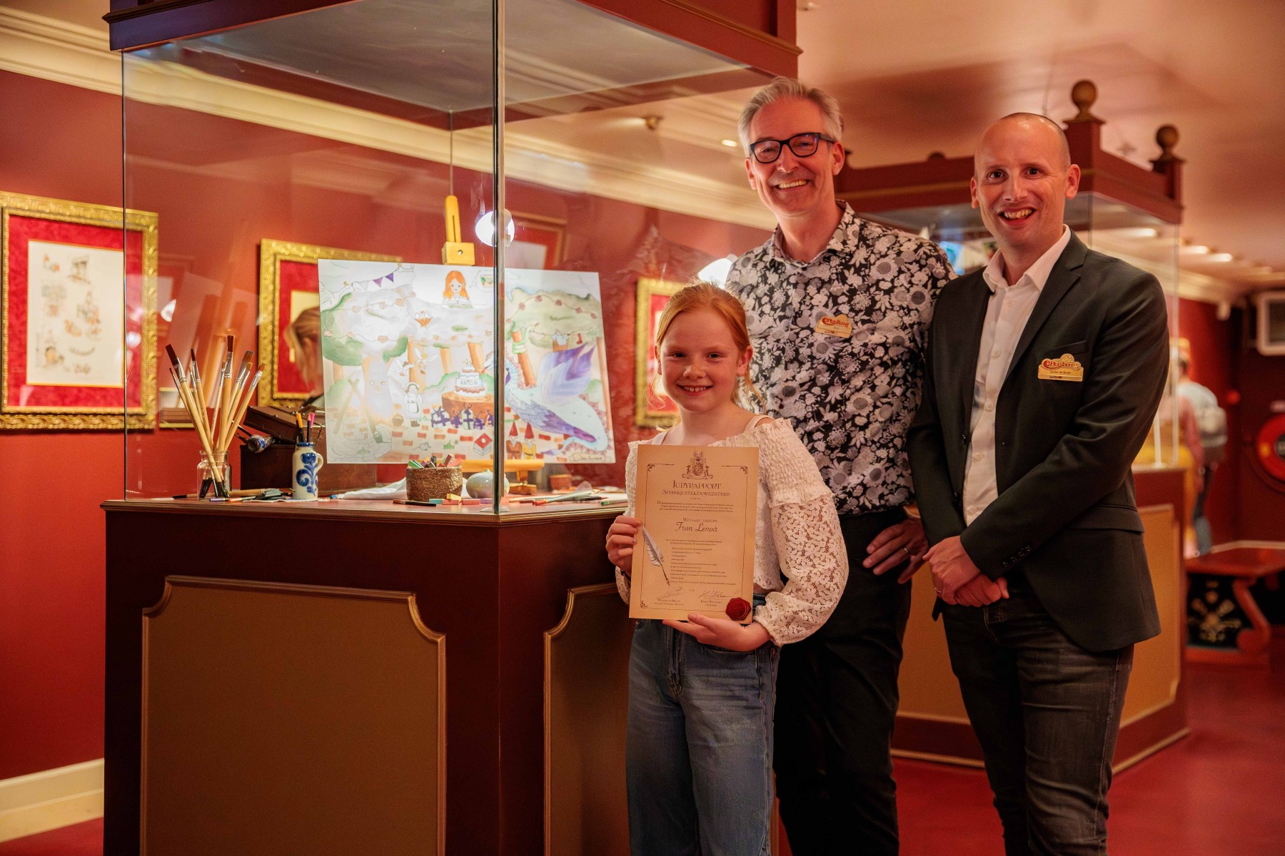Efteling - Sprookjestekenwedstrijd - Fran met juryleden Karel Willemen (l) en Sander de Bruijn (r)