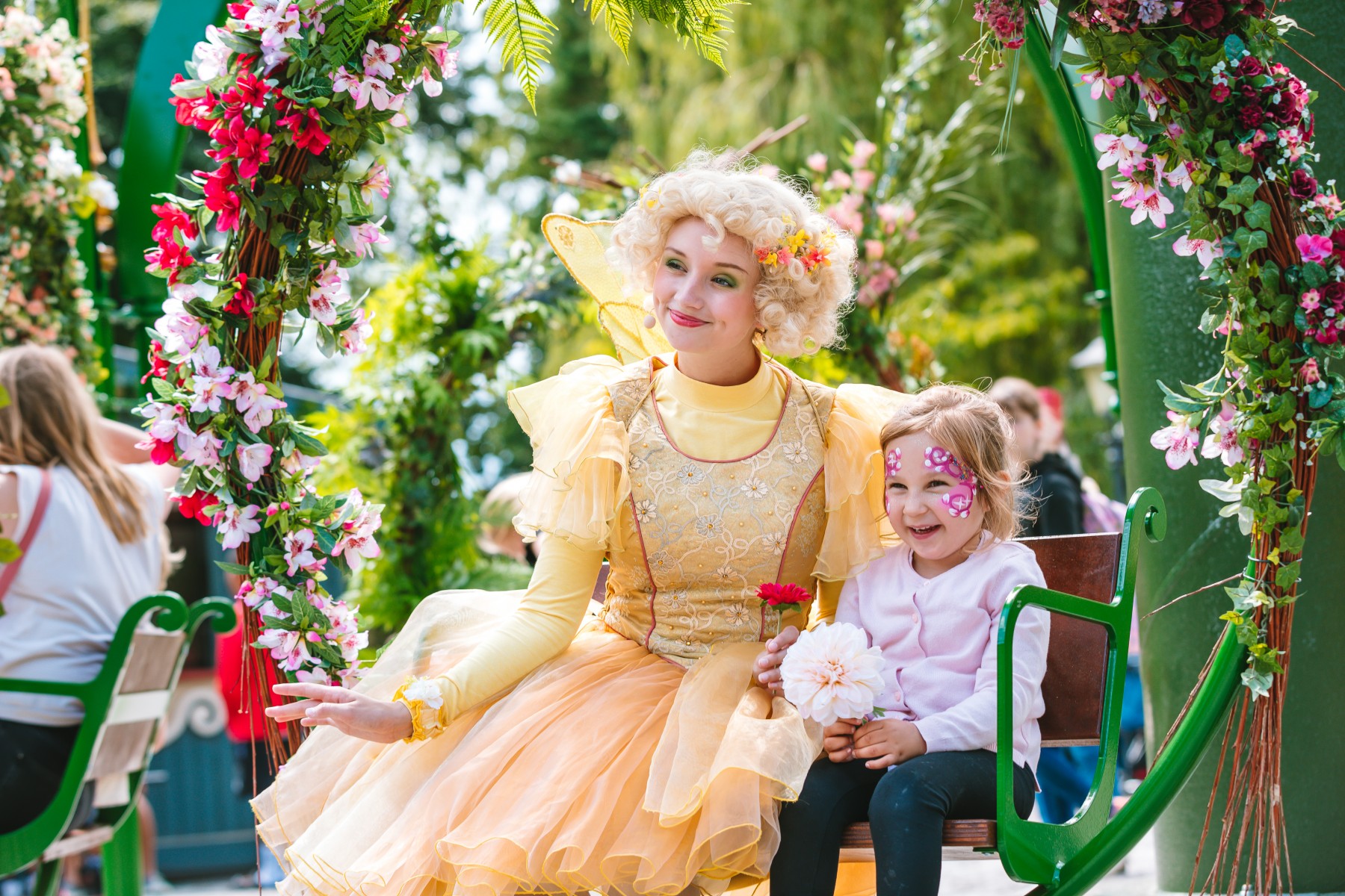 Elfjes - Elfje met kind met schmink op de schommel