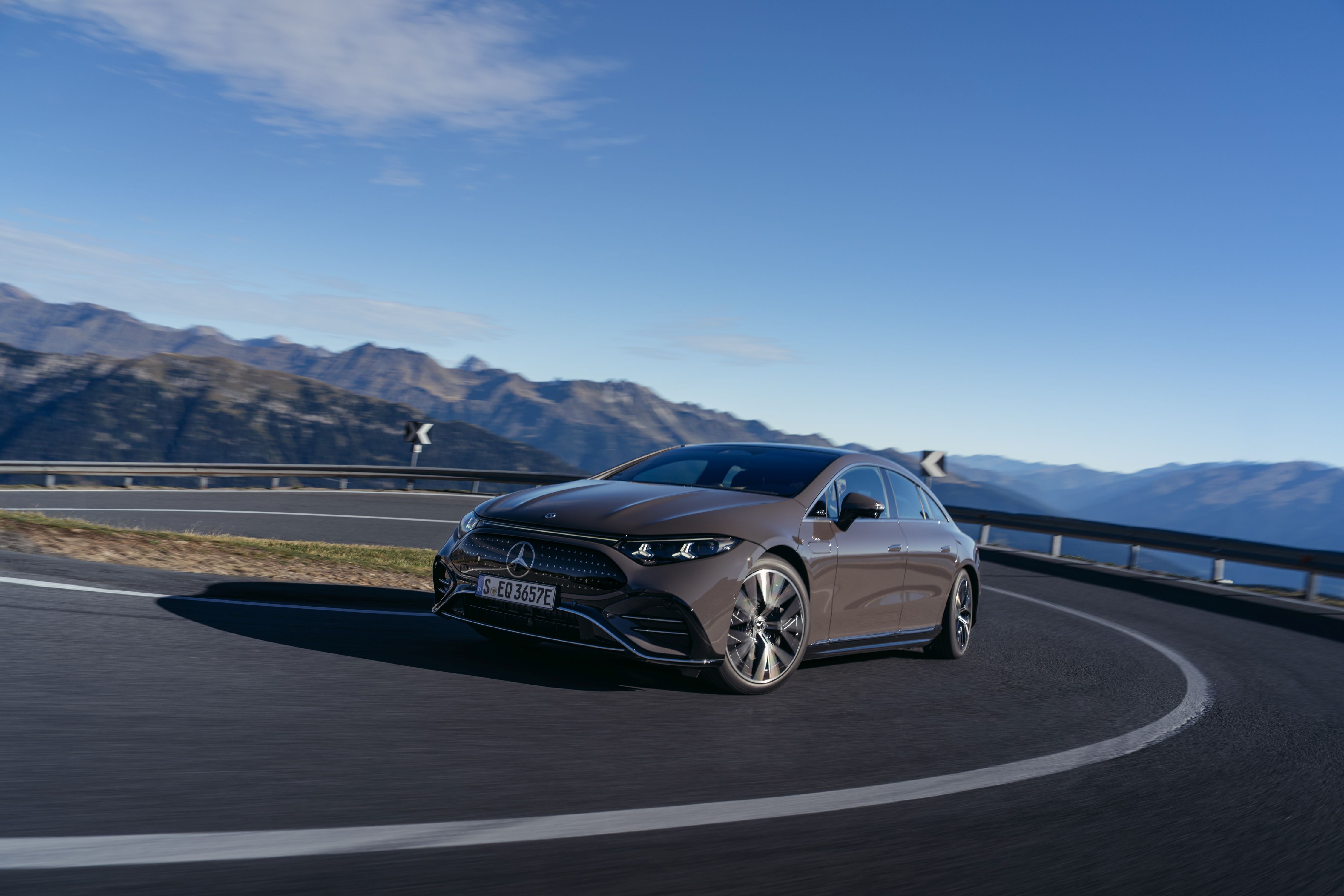 Mercedes-Benz EQS su una strada di montagna