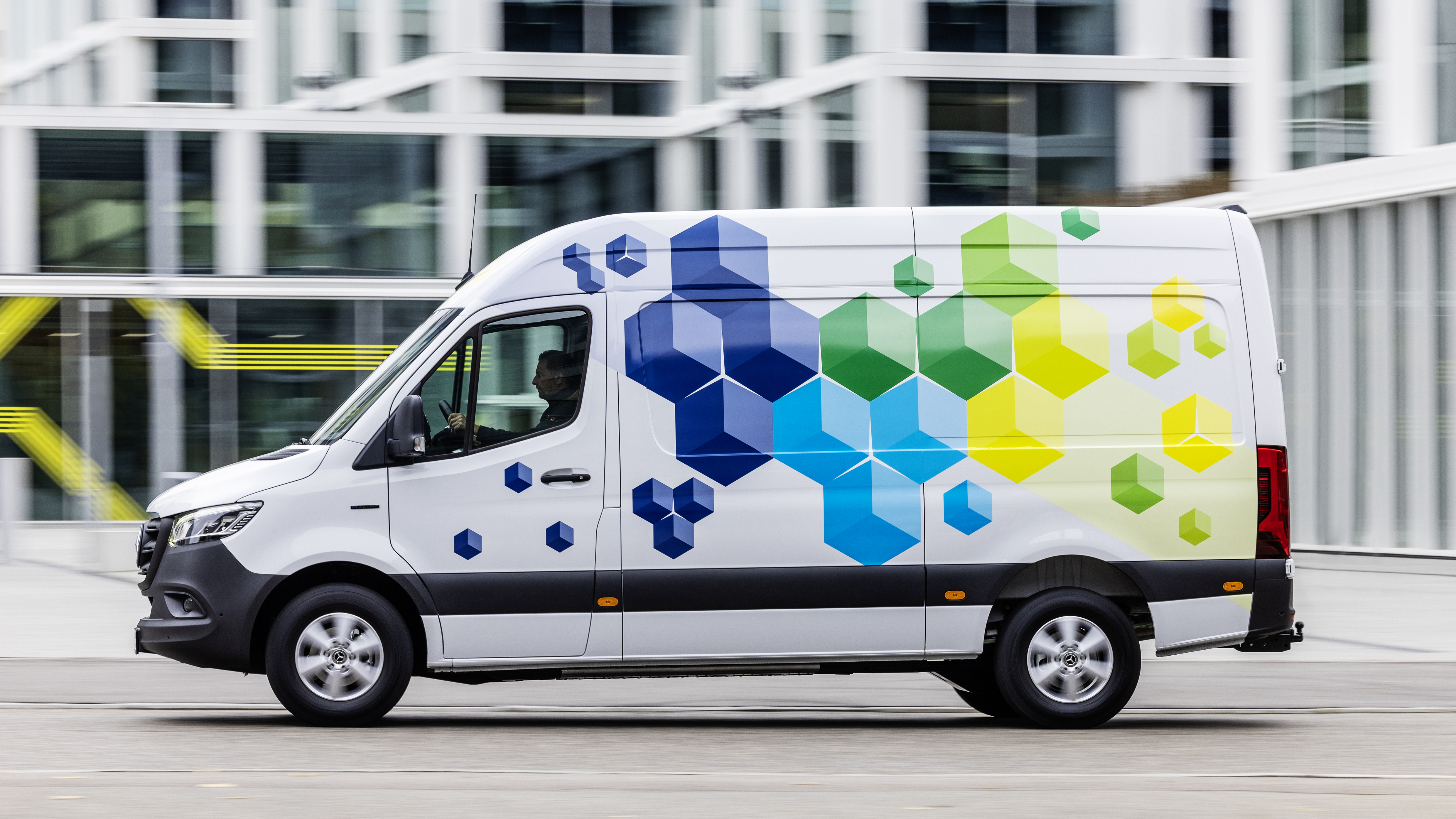 Il nuovo eSprinter: l'eVan Mercedes-Benz più versatile ed efficiente di ...