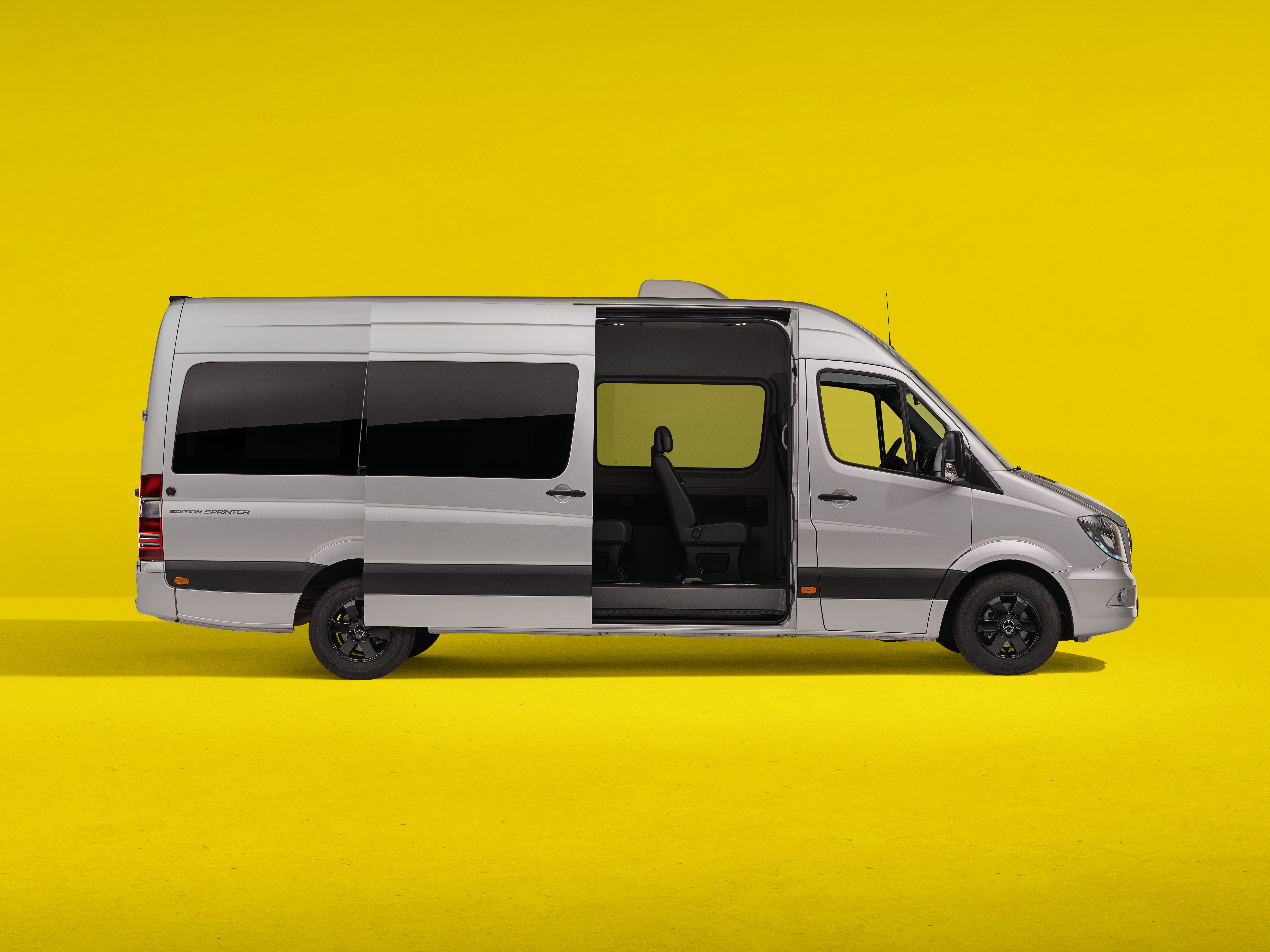 Sprinter 46 Mercedes-Benz Sprinter festeggia 30 anni di successi con una serie speciale
