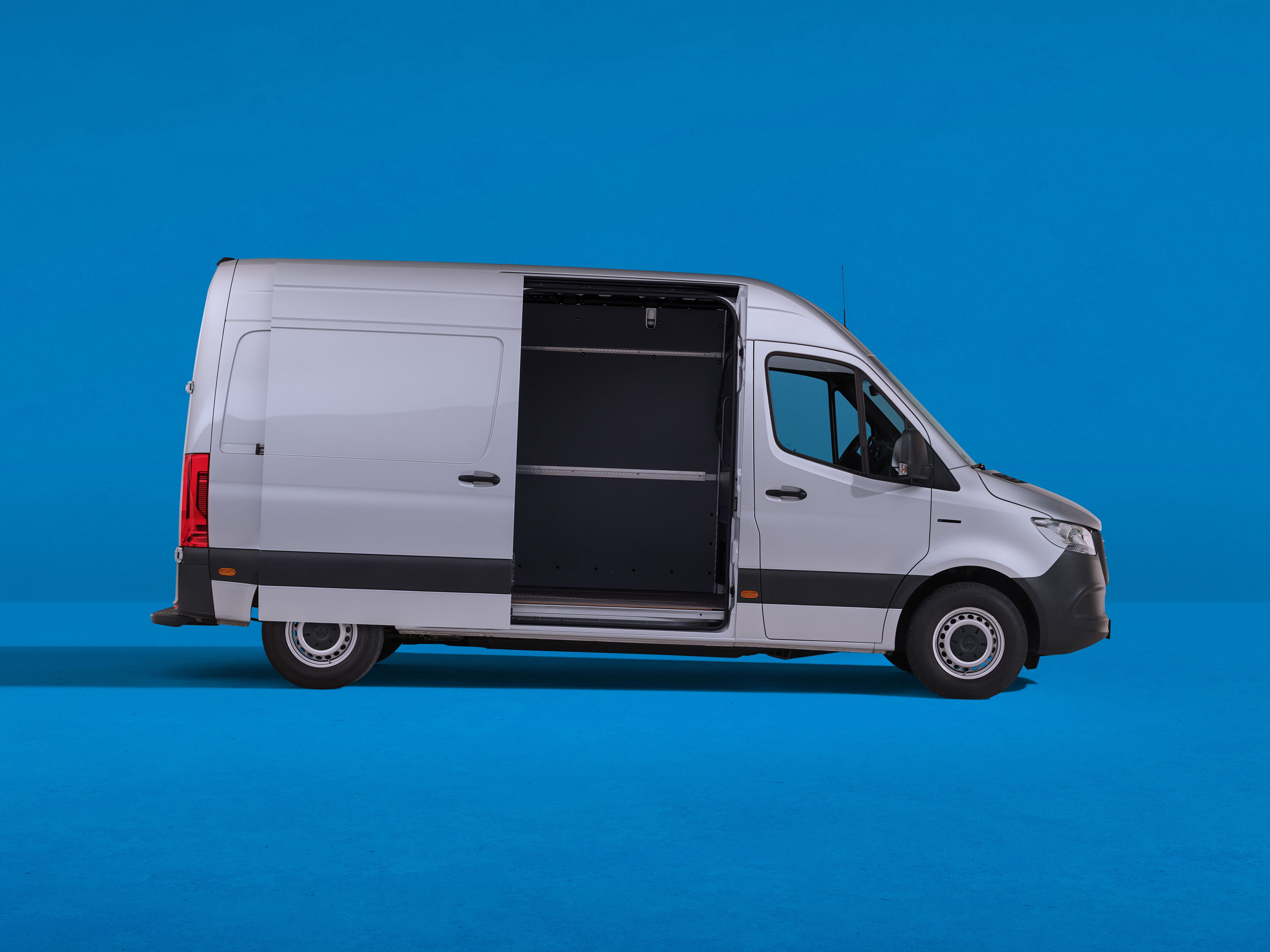 Sprinter 46 Mercedes-Benz Sprinter festeggia 30 anni di successi con una serie speciale
