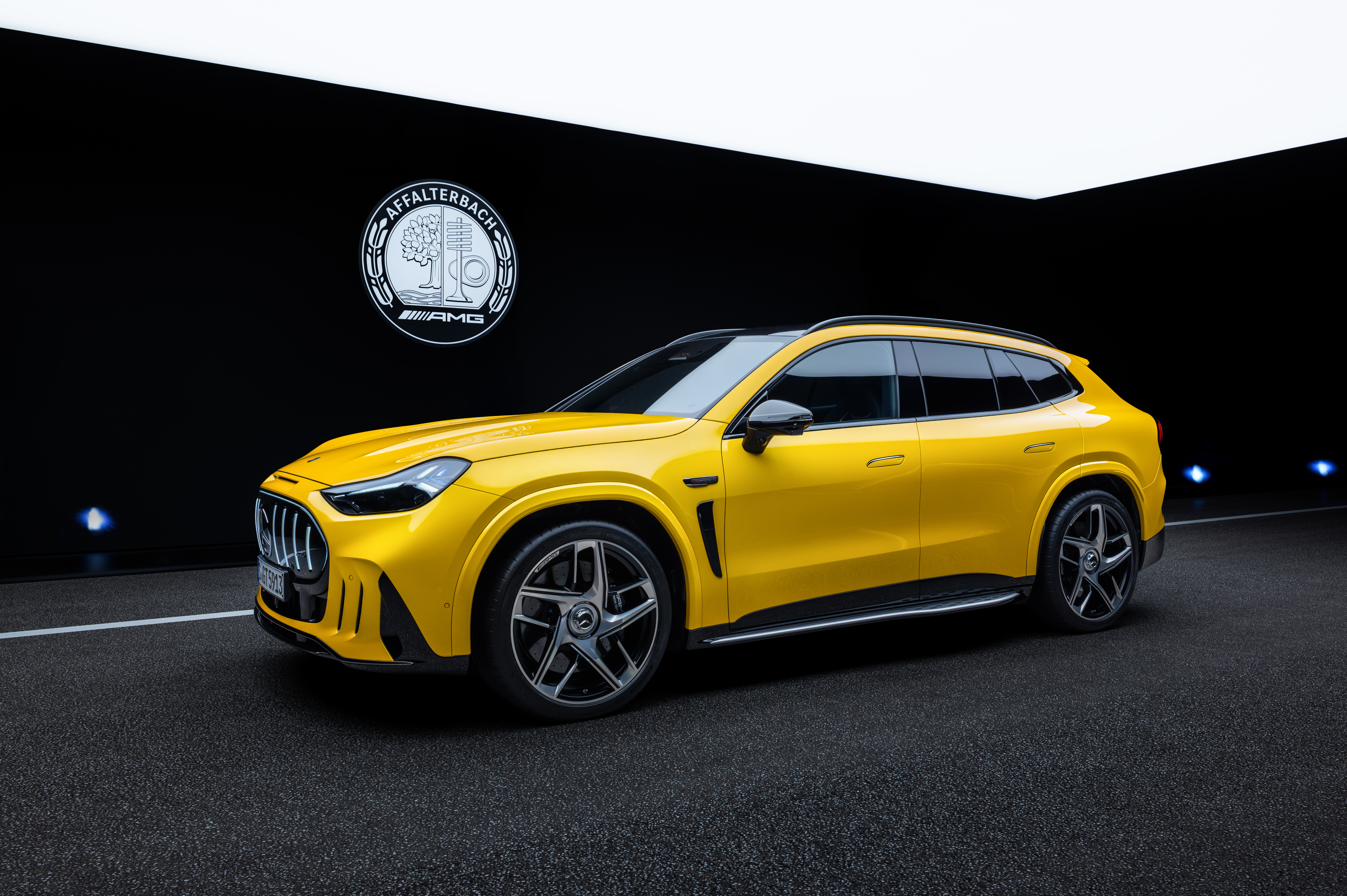 Vista esterna della nuova Mercedes-AMG GT SUV in ambiente stradale