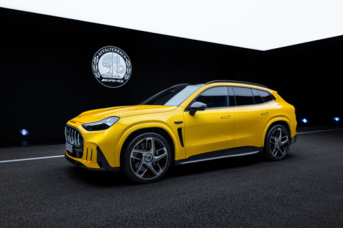 Vista esterna della nuova Mercedes-AMG GT SUV in ambiente stradale