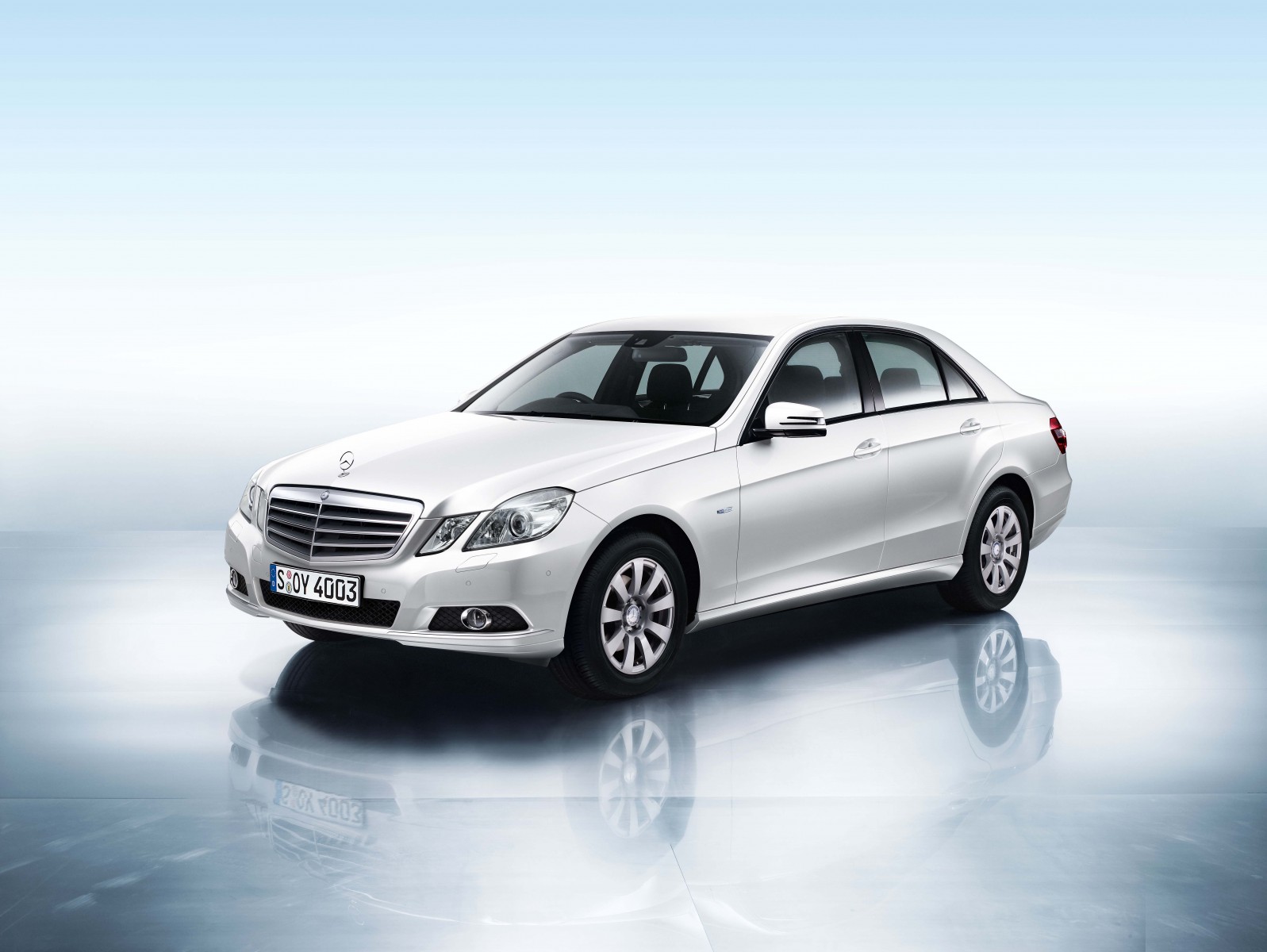 燃費を大幅に向上した新開発エンジンを搭載の「E 250 CGI 