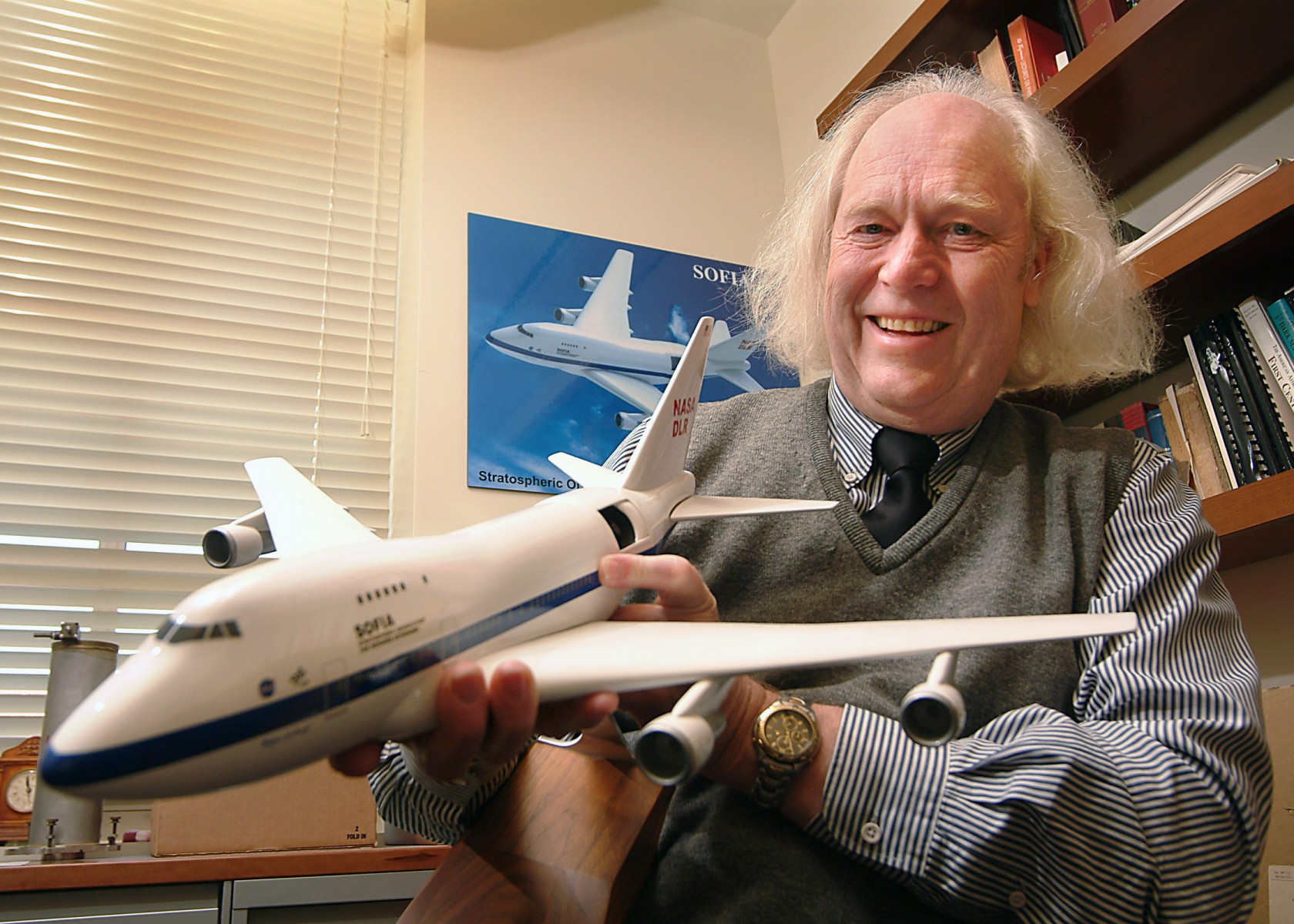 USRA's Eric Becklin receives the 2017 Henry Norris Russell Lectureship