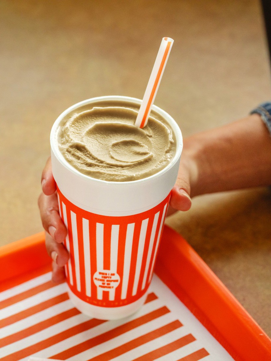 mano sosteniendo una Whataburger Dr. Pepper Shake