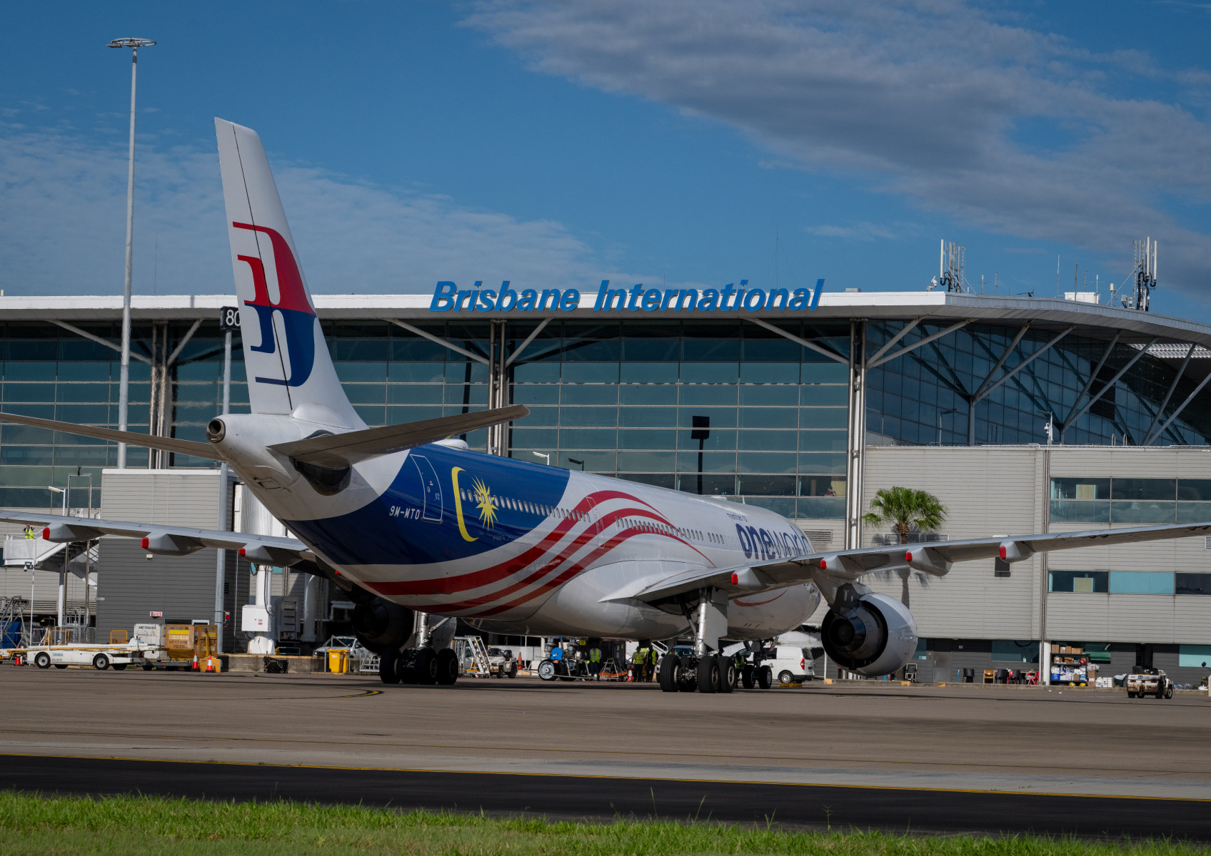 马来西亚航空返回布里斯班机场