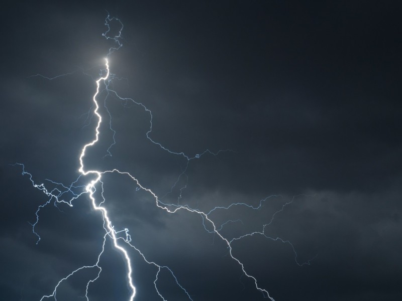 Гроза в краснодаре. Молния 2018. Молния 2018. Хищник 2018 молния. Нонсо анози.