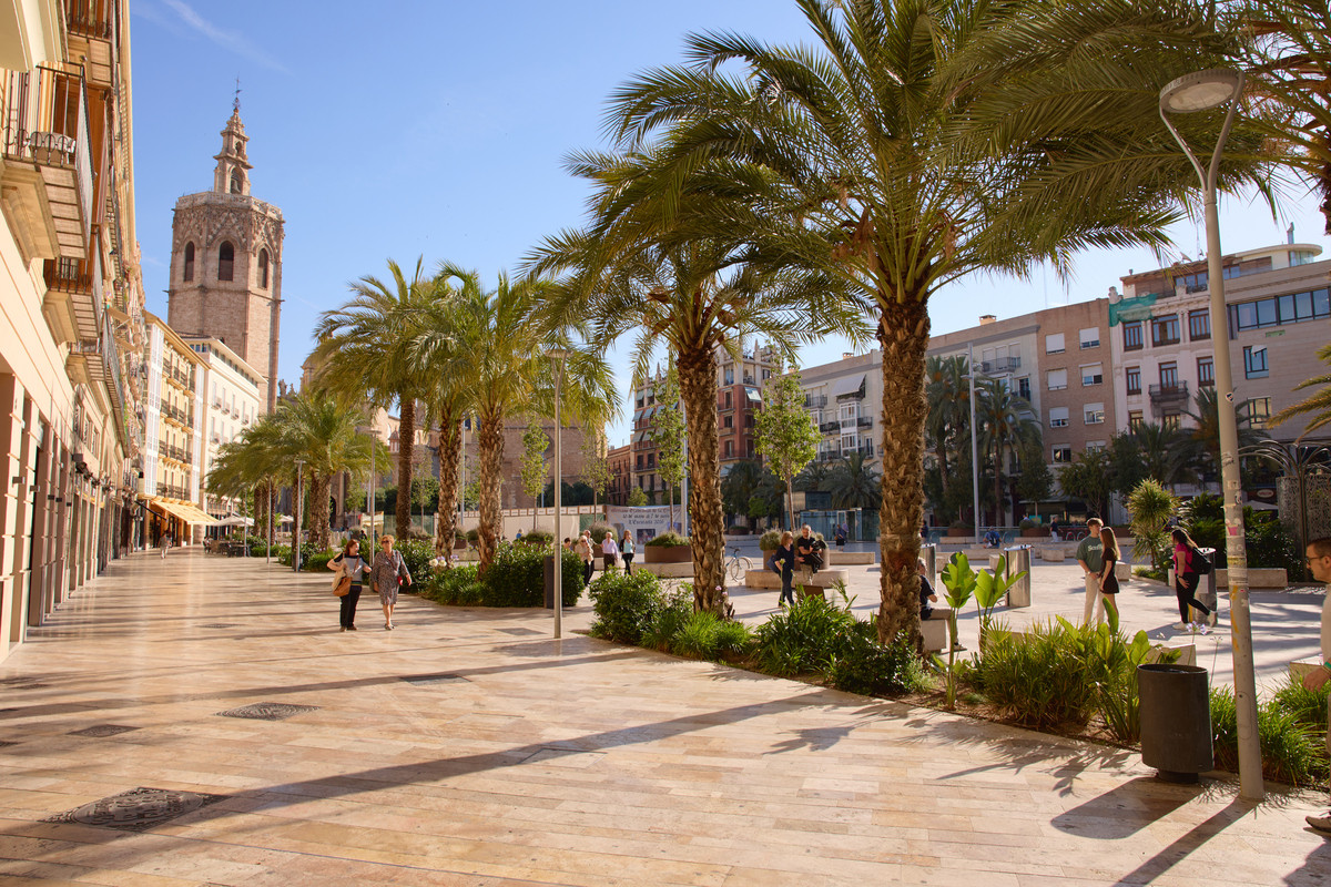 Valencia plaza-de-la-reina-centro-historico-credit visit valencia