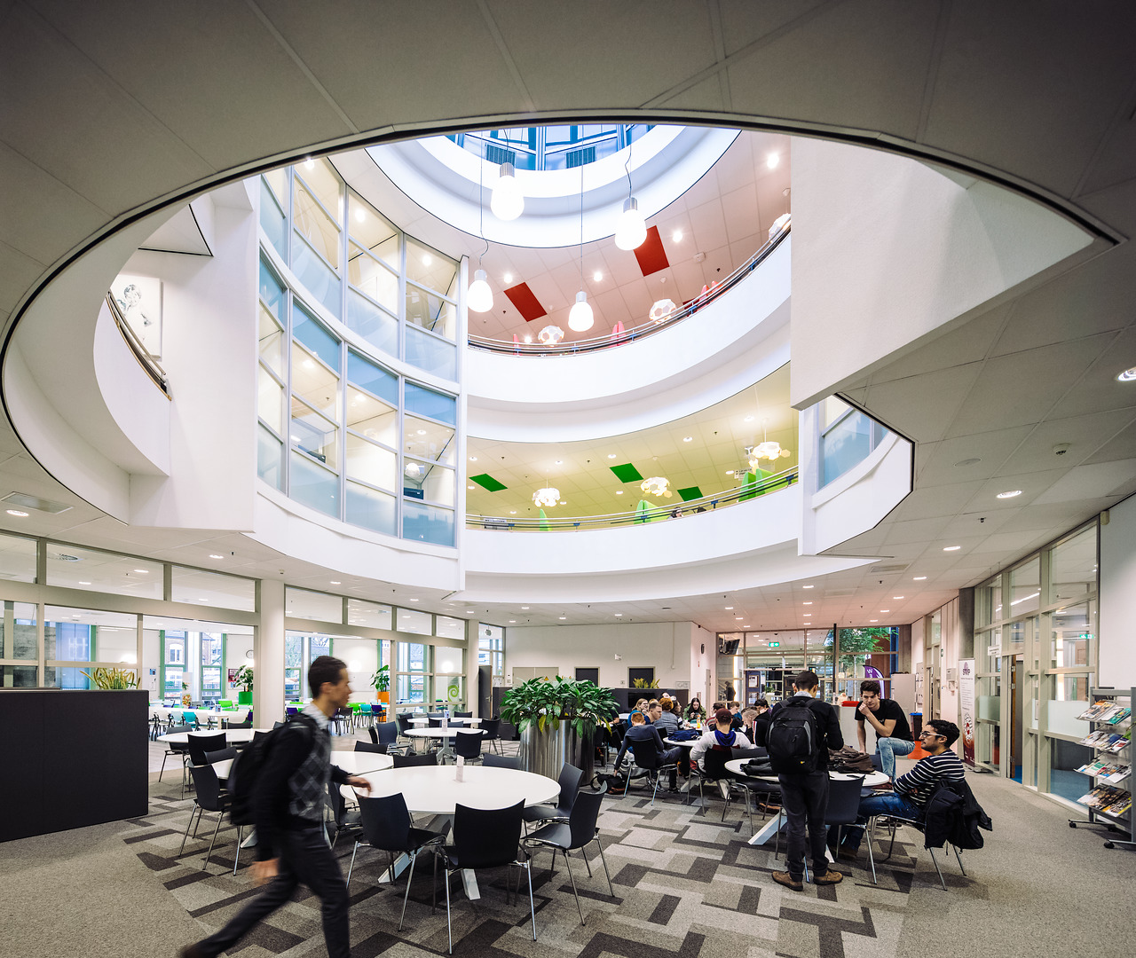 Studenten aan het werk bij Fontys Lerarenopleiding Sittard - foto: Bas Gijselhart.