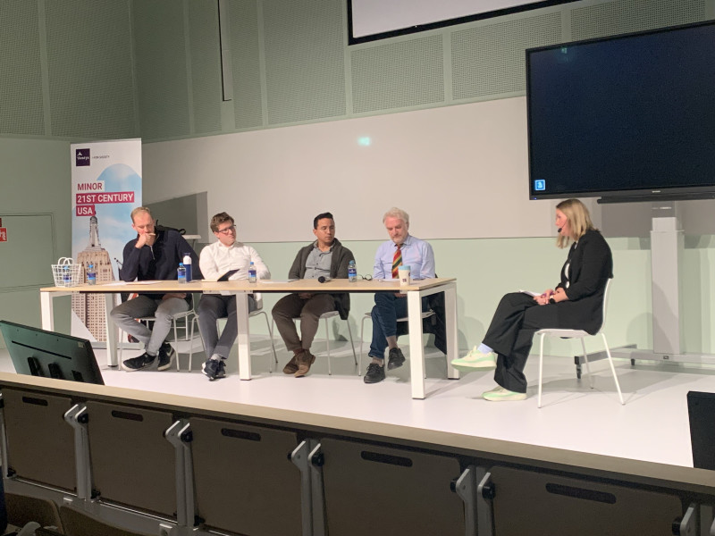Het panel met van links naar rechts: studenten Joris Maij en Rens Verhoeven, Jaime Martinez en Anthony Murphy en discussieleidster Jessica de Swart