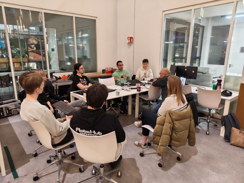 Het team van RoboHub Eindhoven in gesprek