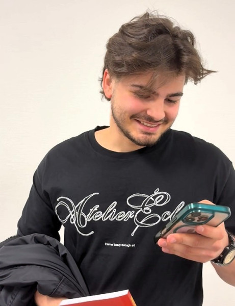 Alexandru checkt zijn schermtijd