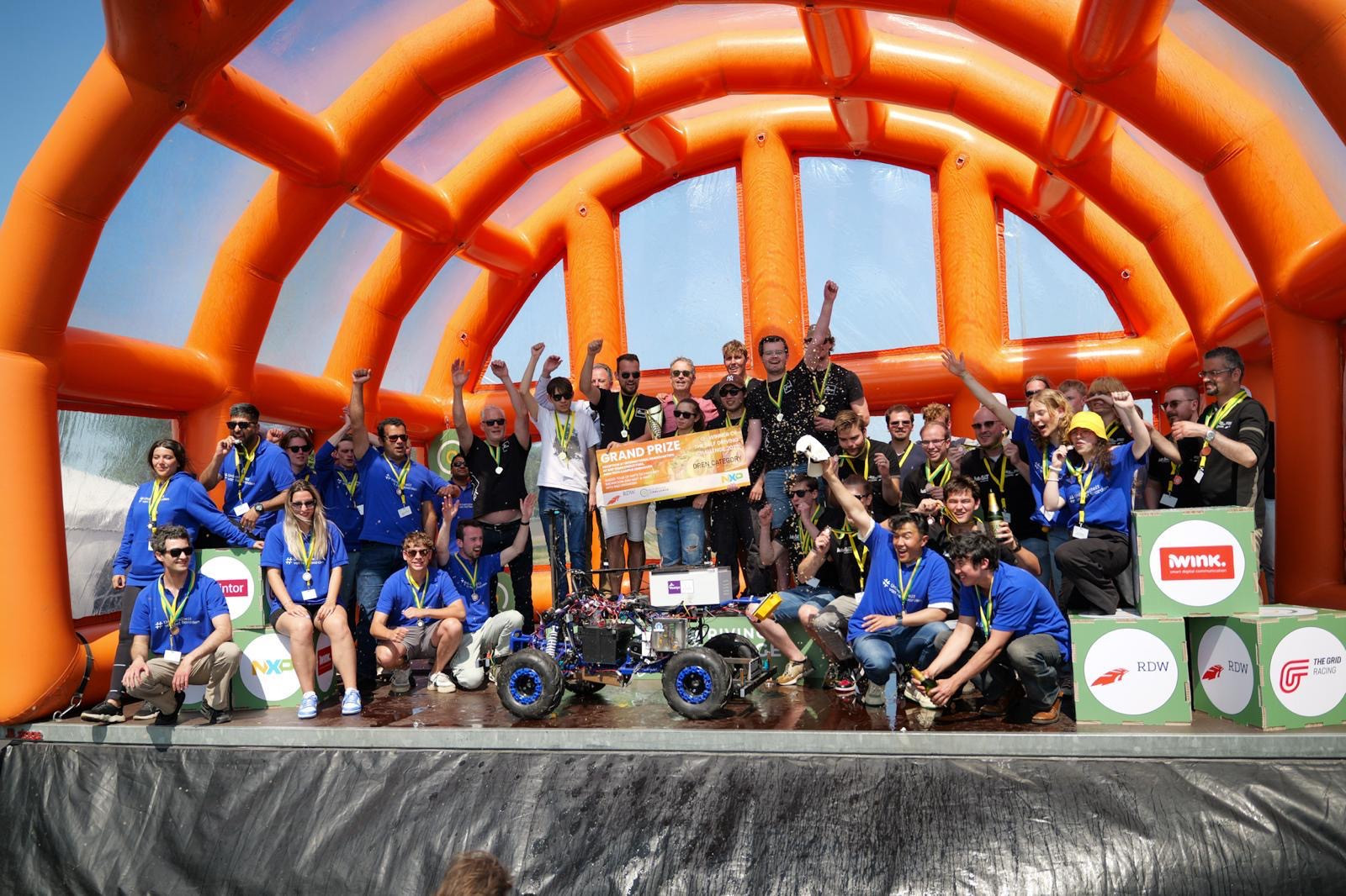 Het Fontysteam (midden) op het podium bij de prijsuitreiking