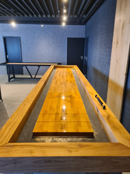 Een massieve shuffleboardtafel
