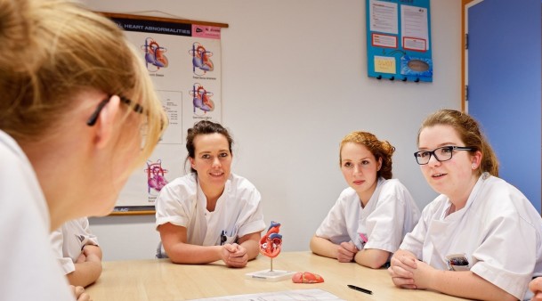 Studenten van Fontys Hogeschool Mens en Gezondheid op stage. Archieffoto: Bart van Overbeeke