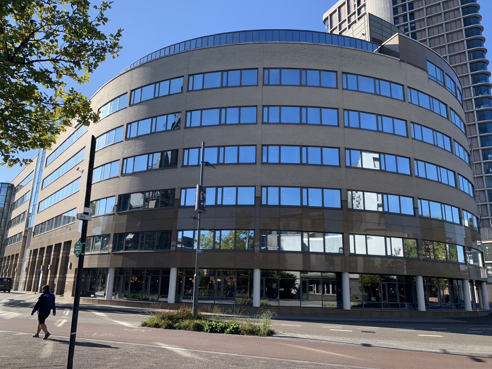 Het DLL-gebouw waarin nu de diensten van Fontys zijn gehuisvest