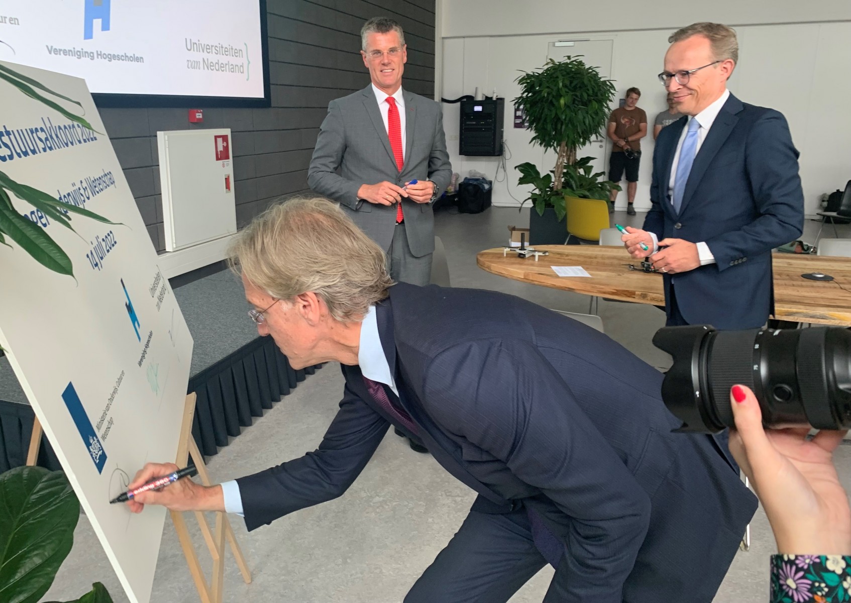Minister Dijkgraaf ondertekent het sectorakkoord hoger onderwijs 