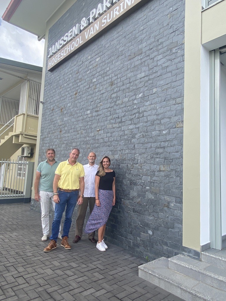 Arjen Korpel, Olivier Verstappen, Paul van Schelt en Irene Vriezen van Fontys CvO voor het hogeschoolgebouw in Paramaribo.