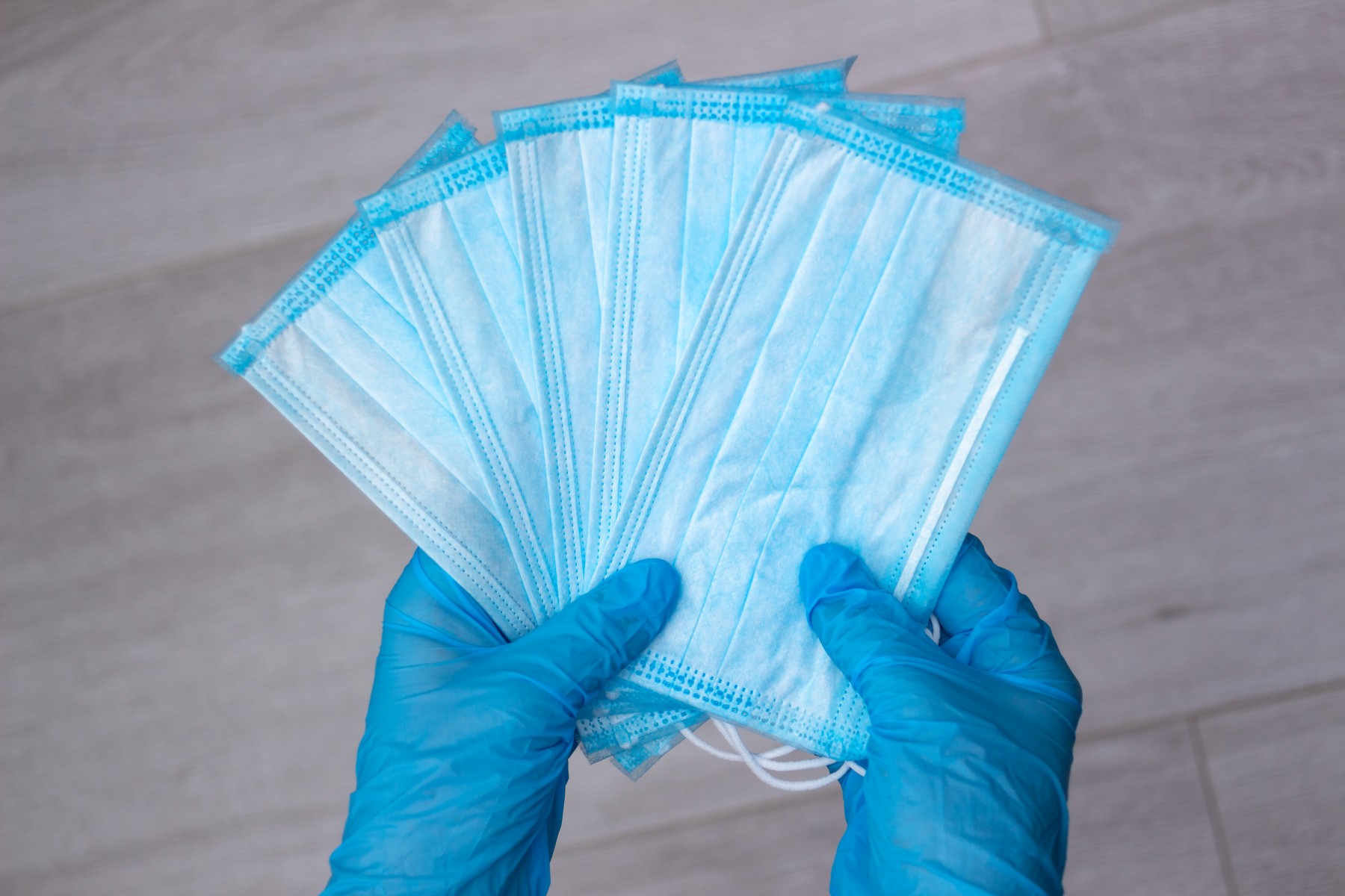 Het OMT adviseert om medische mondneusmaskers te dragen.